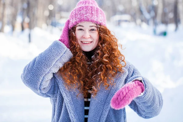 Porträtt Ung Vacker Flicka Vinter Park — Stockfoto