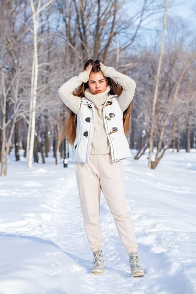 Ritratto Figura Intera Giovane Bella Ragazza Posa Nel Parco Invernale — Foto Stock