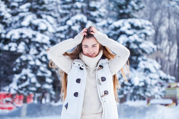 Porträt Einer Jungen Schönen Brünetten Frau Weißen Pullover — Stockfoto