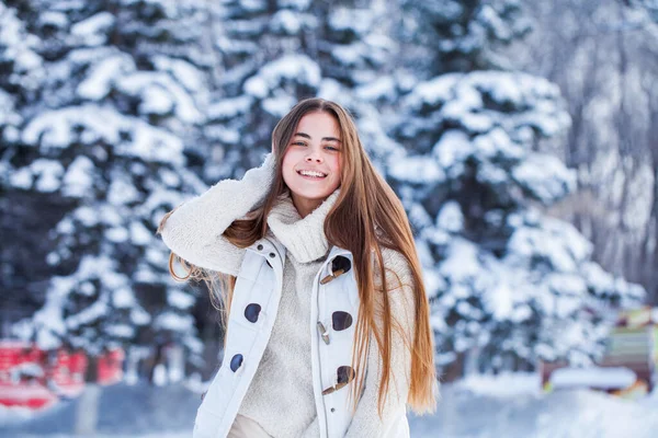 Retrato Una Joven Morena Hermosa Suéter Blanco —  Fotos de Stock
