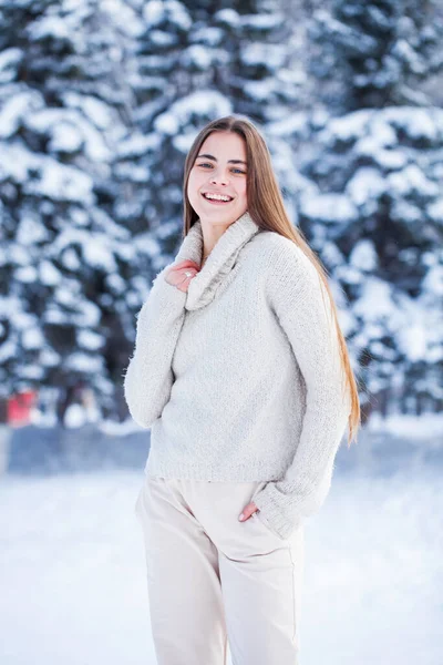 Portret Van Een Jonge Mooie Brunette Vrouw Witte Trui — Stockfoto