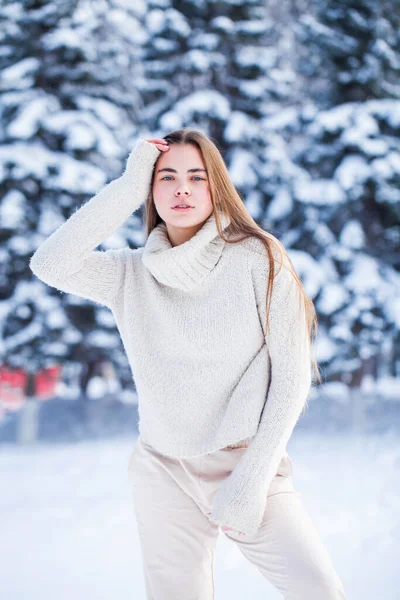 Porträt Einer Jungen Schönen Brünetten Frau Weißen Pullover — Stockfoto