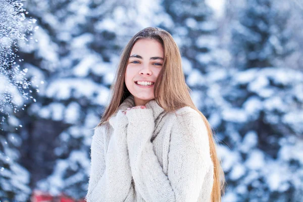 Porträtt Ung Vacker Brunett Kvinna Vit Tröja — Stockfoto