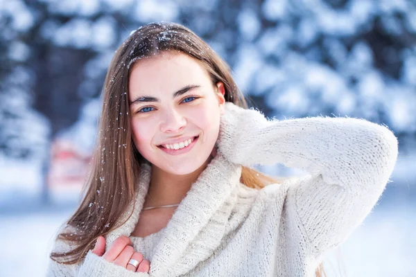 Retrato Una Joven Morena Hermosa Suéter Blanco — Foto de Stock