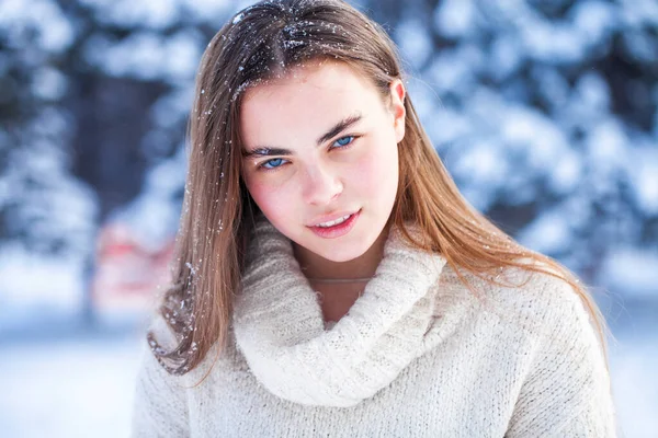 Retrato Una Joven Morena Hermosa Suéter Blanco —  Fotos de Stock