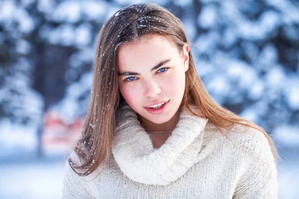 Retrato Una Joven Morena Hermosa Suéter Blanco —  Fotos de Stock