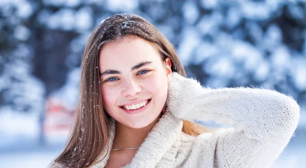 Retrato Una Joven Morena Hermosa Suéter Blanco — Foto de Stock