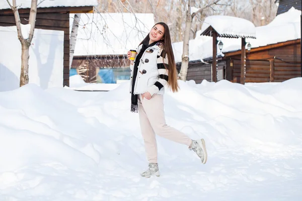Pełna Długość Portret Młodej Pięknej Dziewczyny Pozowanie Parku Zimowym — Zdjęcie stockowe