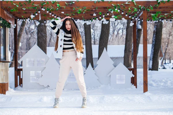 Portrait Pleine Longueur Jeune Belle Fille Posant Dans Parc Hiver — Photo