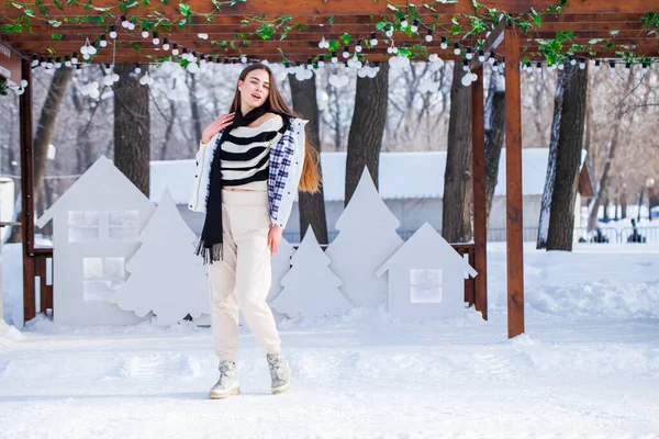 Retrato Larga Duración Joven Hermosa Niña Posando Parque Invierno — Foto de Stock