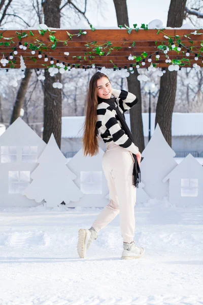 Retrato Comprimento Total Menina Bonita Posando Parque Inverno — Fotografia de Stock