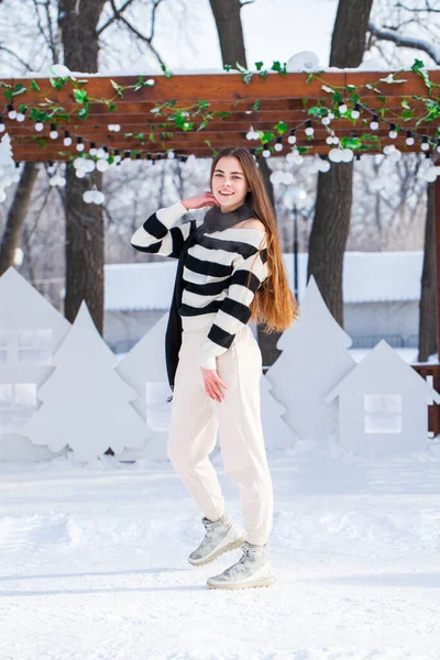 Ritratto Figura Intera Giovane Bella Ragazza Posa Nel Parco Invernale — Foto Stock