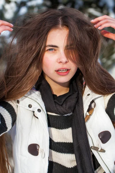 Retrato Uma Jovem Menina Bonita Parque Inverno — Fotografia de Stock