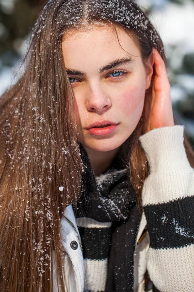 Porträtt Ung Vacker Flicka Vinter Park — Stockfoto