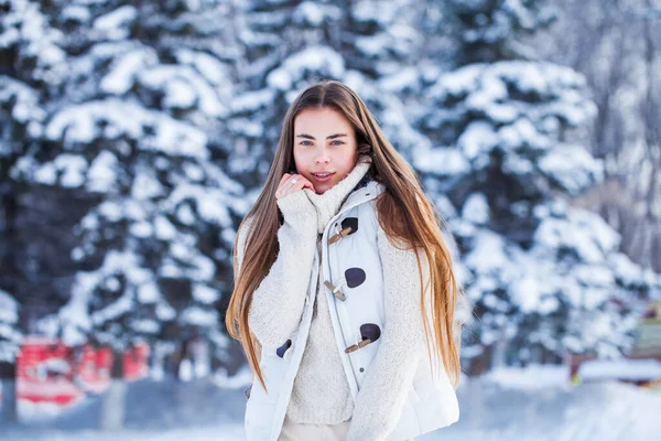 若いです美しいですブルネット女性で白いセーター ロイヤリティフリーのストック写真