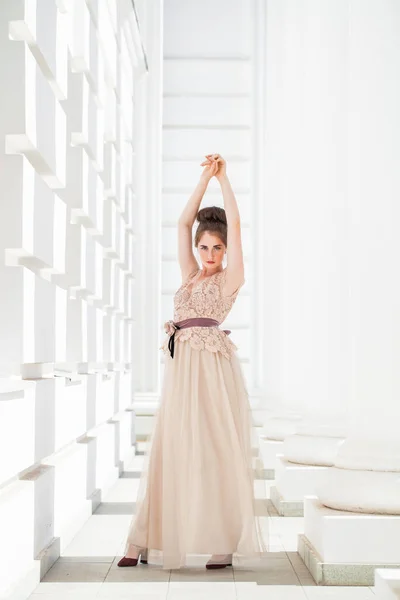 Młoda Piękna Brunetka Luksusowej Beżowej Sukience Pozowanie Ulicy — Zdjęcie stockowe