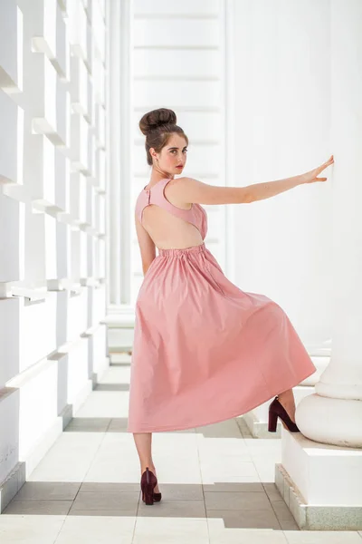 Ganzkörper Junge Schöne Brünette Einem Luxuriösen Rosa Kleid — Stockfoto