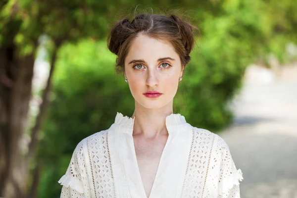 Портрет Молодой Красивой Брюнетки Белом Платье Летний Парк Открытом Воздухе — стоковое фото