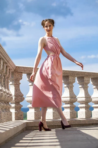 Портрет Молодой Красивой Брюнетки Розовом Платье — стоковое фото