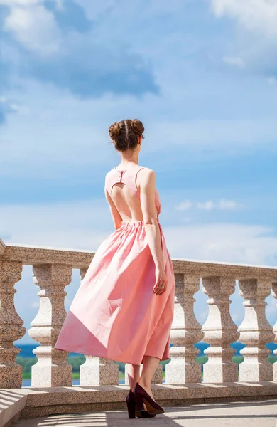 Retrato Larga Duración Una Joven Morena Hermosa Vestido Rosa — Foto de Stock