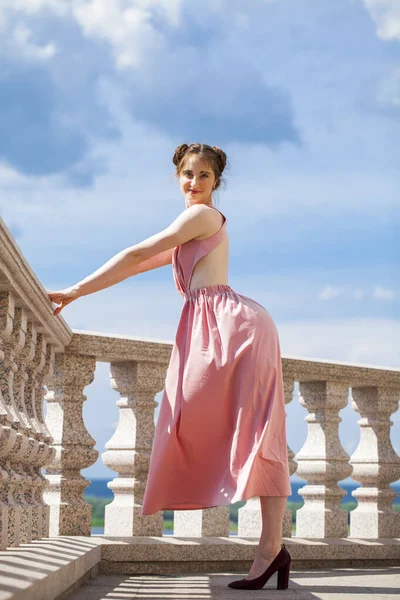 Retrato Larga Duración Una Joven Morena Hermosa Vestido Rosa — Foto de Stock