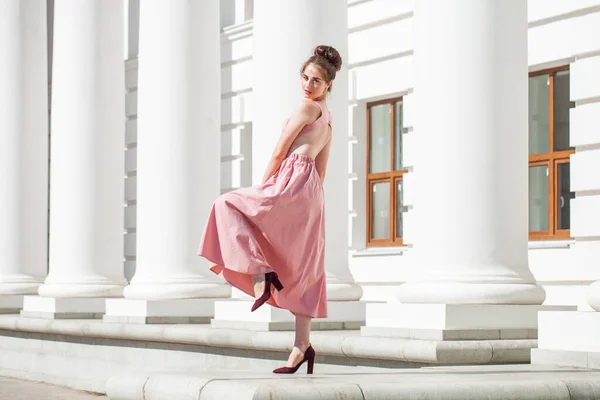 Full Body Young Beautiful Brunette Luxurious Pink Dress — Stock Photo, Image