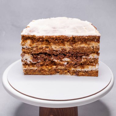 Bir tezgahta ev yapımı cevizli kek.