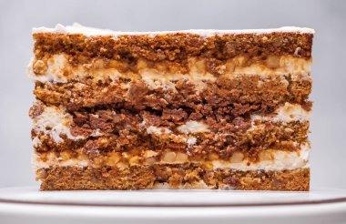 Bir tezgahta ev yapımı cevizli kek.