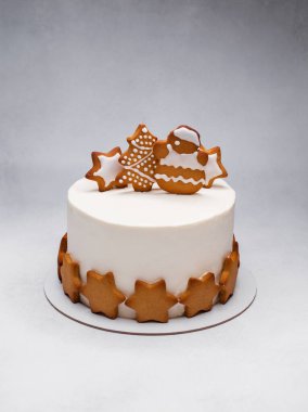 Kurabiyelerle süslenmiş ev yapımı çikolatalı pasta.