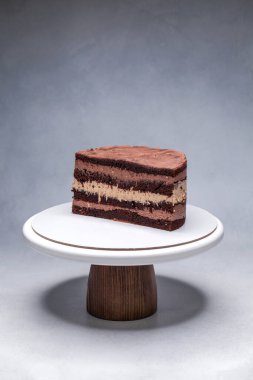 Bir standın üzerinde ev yapımı çikolatalı pasta.