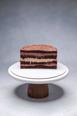 Bir standın üzerinde ev yapımı çikolatalı pasta.