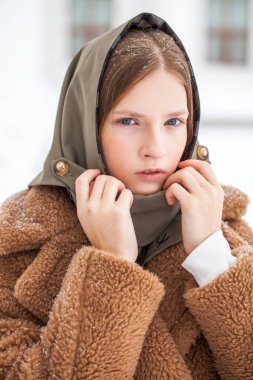 Genç ve güzel bir kızın kış portresi