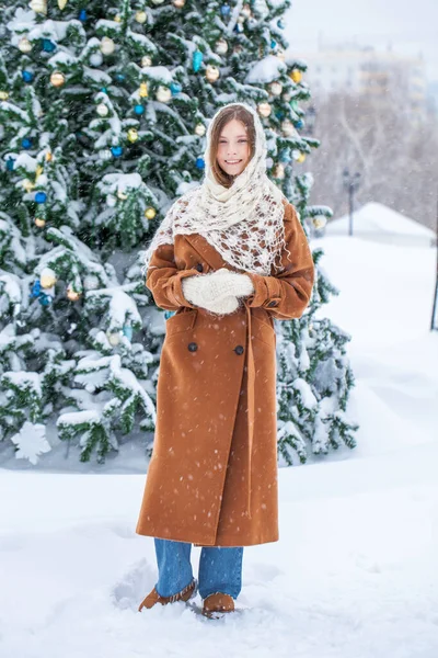 Зимовий Портрет Молодої Красивої Дівчини Підлітка — стокове фото