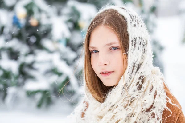 Winter Portret Van Een Jong Mooi Tiener Meisje — Stockfoto