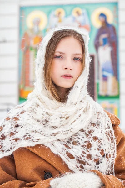 Téli Portré Egy Fiatal Gyönyörű Tizenéves Lányról — Stock Fotó
