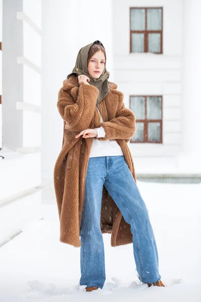 Зимний Портрет Молодой Красивой Девочки Подростка — стоковое фото
