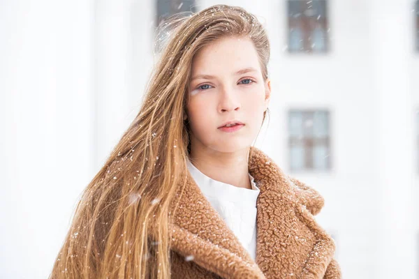 Retrato Invierno Una Joven Hermosa Adolescente —  Fotos de Stock