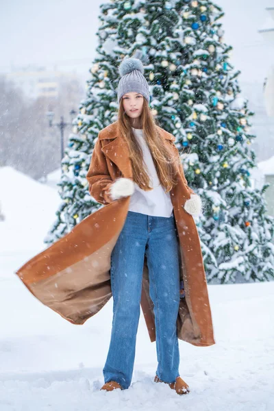 Winter Portret Van Een Jong Mooi Tiener Meisje — Stockfoto