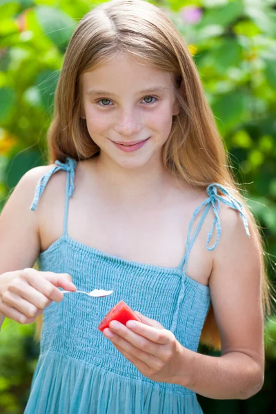 漂亮的小女孩 吃一片西红柿夏公园为背景的肖像 — 图库照片