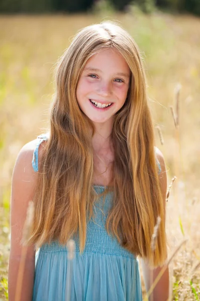 夏の公園の背景に美しい若い金髪小さな少女の肖像画 — ストック写真