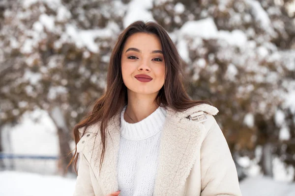 Gros Plan Portrait Une Jeune Belle Femme Brune Dans Parc — Photo