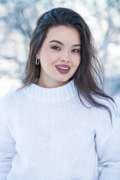 Kış Parkında Genç Güzel Bir Esmer Kadının Portresi — Stok fotoğraf