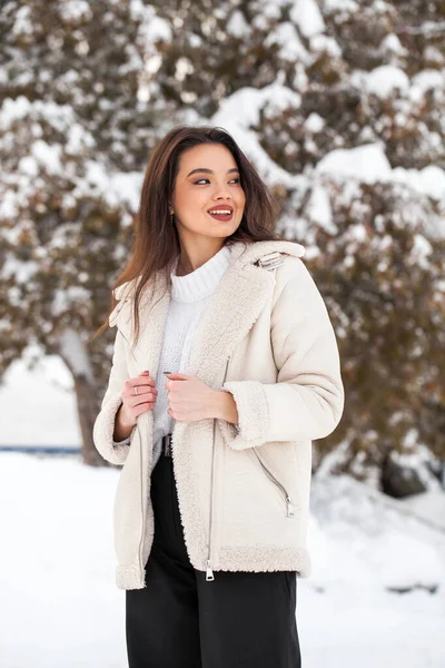 Retrato Cerca Una Joven Morena Hermosa Parque Invierno Imagen de archivo