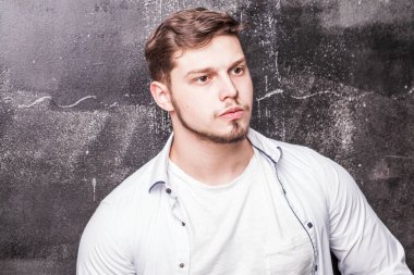 Beyaz tişörtlü bir gencin portresi.