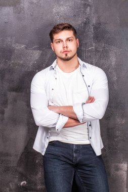 Beyaz tişörtlü bir gencin portresi.