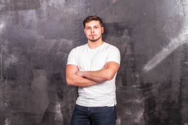 Beyaz tişörtlü bir gencin portresi.