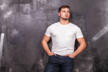 Beyaz tişörtlü bir gencin portresi.