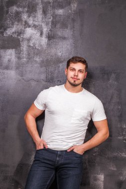 Beyaz tişörtlü bir gencin portresi.