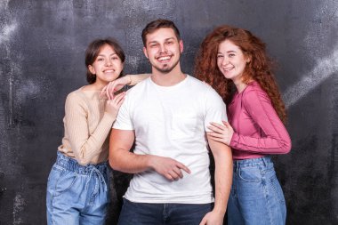 Stüdyo portresi, bir grup genç.