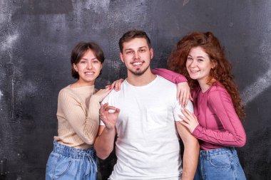 Stüdyo portresi, bir grup genç.